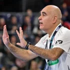 Pastor dirigiendo al Hannover en su debut ante el Erlangen.