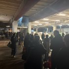 Colas en la estación de Chamartín.