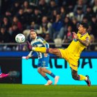 Marcos André intenta rematar en el partido en Riazor ante el Deportivo.