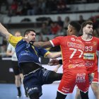 Karapalevski es frenado por Frank Cordiés en el duelo Huesca-Recoletas.