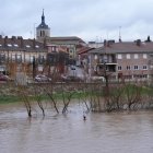 El Duero pasa muy crecido en Tudela de Duero.