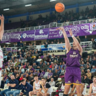 Imagen del derbi Valladolid-León de la primera vuelta en Pisuerga.