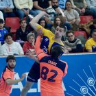 El lateral Fodorean busca el tiro, defendido sobre el brazo ejecutor por el pivote Frade.