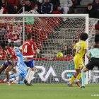 El ex blanquivioleta Alcaraz marca el segundo gol del Granada, con Guilherme clavado en la portería y ante la mirada de Federico.