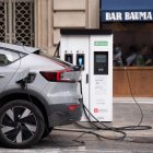 Un coche eléctrico conectado a un punto de carga