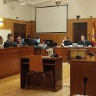 Dos de los acusados ocupan el banquillo, junto con sus letrados, en la sesión del juicio