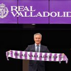 Fran Escribá posa justo antes de su presentación como entrenador del Real Valladolid.