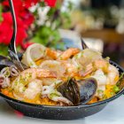 ARROZ DE VERDURAS AL AZAFRÁN CON MARISCOS A LA PLANCHA