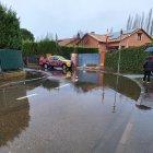 Calles y arroyos anegados por el agua en Aldeamayor de San Martín