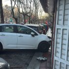 Un coche choca contra un kiosco en el paseo de Zorrilla.