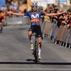 Iván Romeo entrando en meta como ganador de la segunda etapa de la Vuelta a Andalucía.