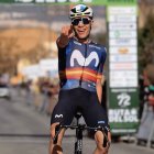Iván Romeo entrando en meta como ganador de la segunda etapa de la Vuelta a Andalucía.