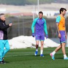 Escribá, en su primer entrenamiento con el Real Valladolid, junto a Latasa y Juric.