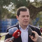Alfonso Fernández Mañueco, tras la visita a la empresa Techonoform en Tordesillas (Valladolid).