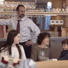 El actor vallisoletano Miguel Garcés, de pie, en una imagen del rodaje de 'Los domingos', de Alauda Ruiz de Azúa.