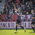 Alejo celebra el gol que supuso el 1-1 en El Molinón.