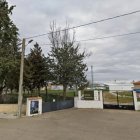 Acceso al campo de fútbol de Villaralbo.