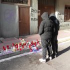 Homenaje con velas y flores a Juan Esteban Rubio en la calle Democracia.
