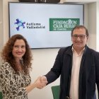 inmaculada Cernuda,  y Narciso Prieto en la firma del acuerdo de colaboración para impulsar la inclusión social.