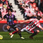 Ponceau quiebra en su regate a Curbelo durante la visita blanquivioleta al Sporting.