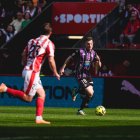 Clerc avanza con el balón en El Molinón.