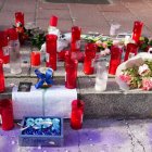 Homenaje con velas y flores a Juan Esteban Rubio en la calle Democracia