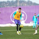 Iván Alejo controla el balón durante el entrenamiento del martes del Real Valladolid.