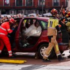 Simulacro de un accidente de tráfico en la plaza Mayor