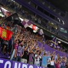 Afición blanquivioleta durante un partido de Liga.