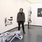 Carlos Martín junto a varios de sus trabajos en la Galería Javier Silva.