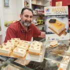 Vitín con el pastel dedicado a Los Goya