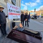 Protesta de unos vecinos de palacios de Sanabria porque el ave ya no para en Sanabria.
