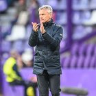 Fran Escribá da indicaciones en el partido ante el Huesca.
