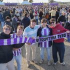 Aficionados del Real Valladolid en la Fan Zone.