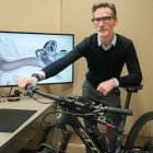 El otorrino vallisoletano Iván Pérez Tomillo junto a la  bicicleta con la que entrena