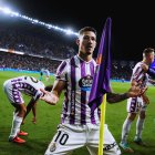 Marcos André celebra ante el córner el gol que marcó al Huesca para dar la victoria a su equipo.