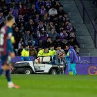 David Torres es retirado del campo en el vehículo camilla.