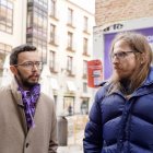 El candidato de Podemos-Alianza Verde, Miguel Ángel Llamas, y el secretario de Organización y portavoz de Podemos, Pablo Fernández, visitan su caseta de campaña electoral.