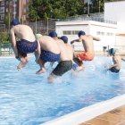 Un grupo de amigos se divierte en una piscina municipal de Valladolid, en una imagen de archivo.