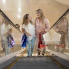 Dos chicas de compras en unos grandes almacenes