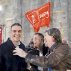 Pedro Sánchez, Daniel de la Rosa y Carlos Martínez Mínguez se ríen en el inicio de campaña en la capital burgalesa.