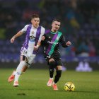 Alejo realiza un a carga legal sobre Muñoz para quitarle el balón, en el partido de la primera vuelta.