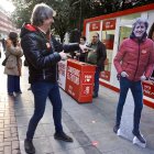 El candidato socialistas Carlos Martínez con una silueta suya, en Valladolid.