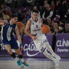 El debutante Querejeta subiendo el balón en juna transición.