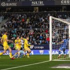 El balón cabeceado por Latasa (9) entra en la portería del Málaga para colocar el empate definitivo.