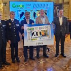 El delegado de ONCE en Castilla y León Ismael Pérez y el alcalde de Valladolid, Jesús Julio Carnero, entre otros, en la presentación del cupón.