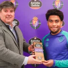 Ponceau recoge su premio como mejor jugador blanquivioleta de febrero.