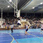Un abarrotado pabellón de Apostolado durante el duelo entre Lourdes y Apostolado.