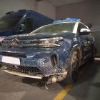 Estado de uno de los coches de la policía tras la persecución.