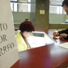 Una persona solicita el voto por correo para las elecciones autonómicas.